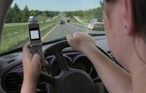 Suspenderán licencia a quienes envíen mensajes de texto mientras conducen