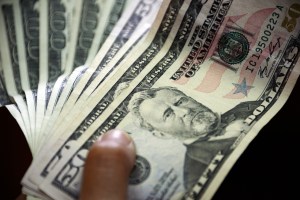Cotización del dólar paralelo no bajará con el Sicad y Cadivi
