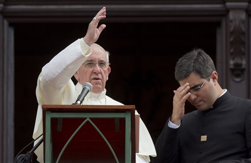 Papa ataca a sistema económico global por venerar al “dios del dinero”