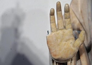 Turista rompe el dedo de la Virgen de Florencia (Foto)