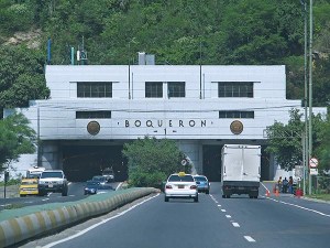 Este lunes comenzarán labores de bacheo en autopista Caracas-La Guaira