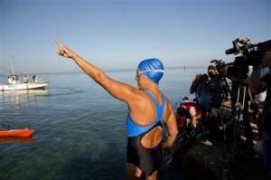 Mujer intenta nadar de Cuba hasta Florida