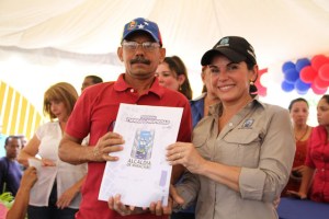 Evelyn Rosales entregó títulos de propiedad de tierras a vecinos de Lomas de San Fernando