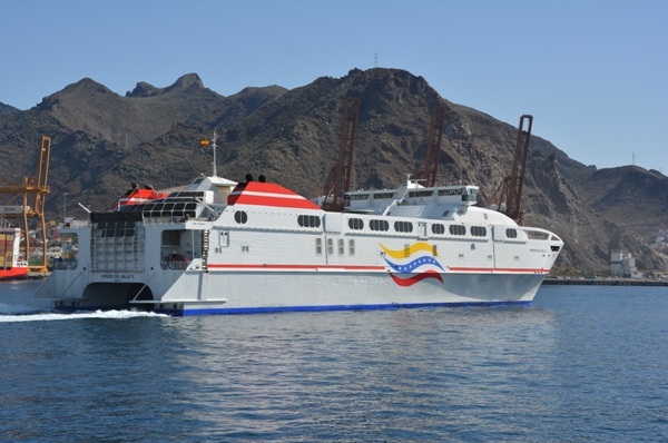 El ferry nuevo chocó al llegar a Punta de Piedras