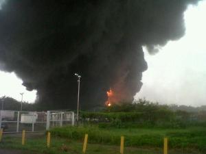 Empleados de refinería en Puerto la Cruz exigen participar en investigación sobre incendio