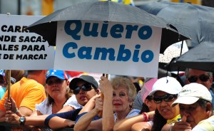 El País: La oposición y el Gobierno volvieron a medirse en la calle