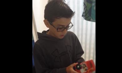 Niño de 11 años inventa el desodorante musical