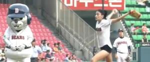 Aparece otra coreana con un impresionante lanzamiento de béisbol (Video)