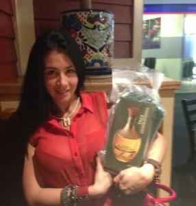 Diosa Canales agarró una botella de tequila (Foto)
