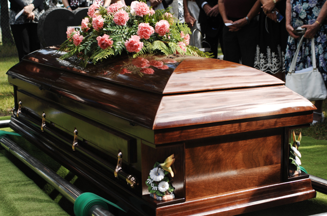 Mujer aparece viva después de su funeral