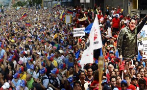Chavistas y opositores marcharon con cruce de acusaciones de corrupción