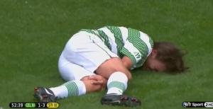 Cantante de One Direction jugó fútbol….salió lesionado y vomitando (Video)