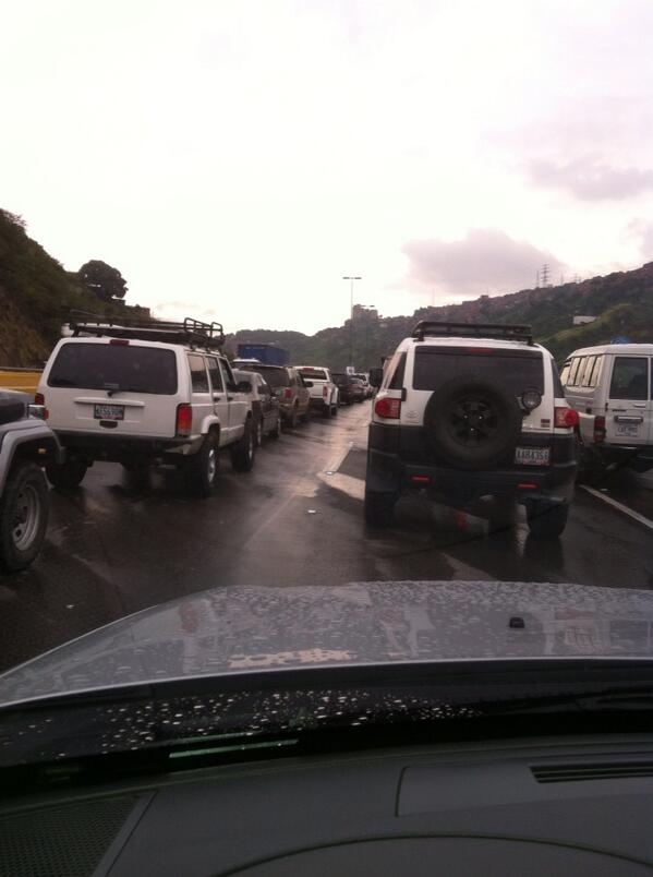 Derrumbe en la carretera Caracas – La Guaira genera fuerte cola