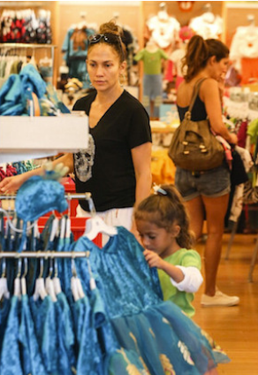 Jennifer López se va de compras sin maquillaje (Foto)