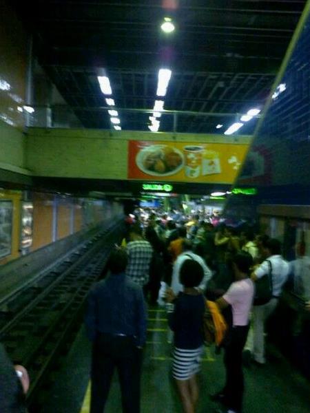 Reportan fuerte retraso en el Metro de Caracas