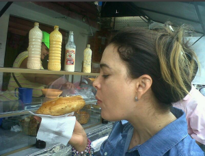 Así se come Ruddy Rodríguez una empanada y arepita dulce en El Palito (Fotos)