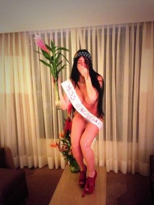Diosa Canales se autocoronó como “Miss Venezuela”… ¡desnuda! (Fotos)
