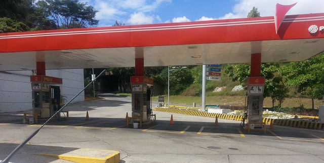 Ministro Ramírez, en esta E/S no hay gasolina (fotos)
