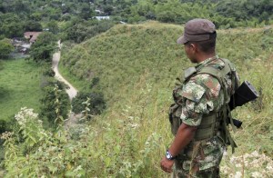General colombiano exige desarme de las Farc