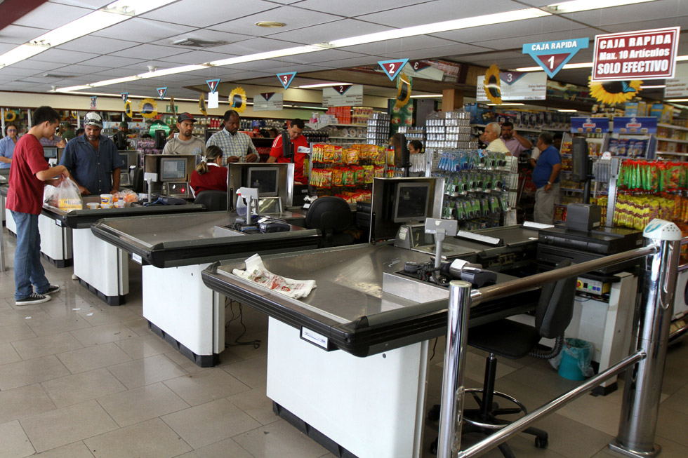 Policías municipales refuerzan la seguridad en supermercados