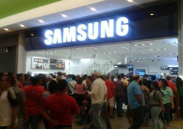 Así está la cola para ingresar al Samsung de Maracay (Fotos)