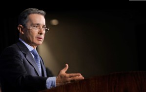 Uribe no aclaró denuncias sobre campaña de Santos porque el fiscal no ha sido imparcial