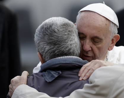 El Papa abrazó a hombre con el rostro completamente desfigurado (Fotos)