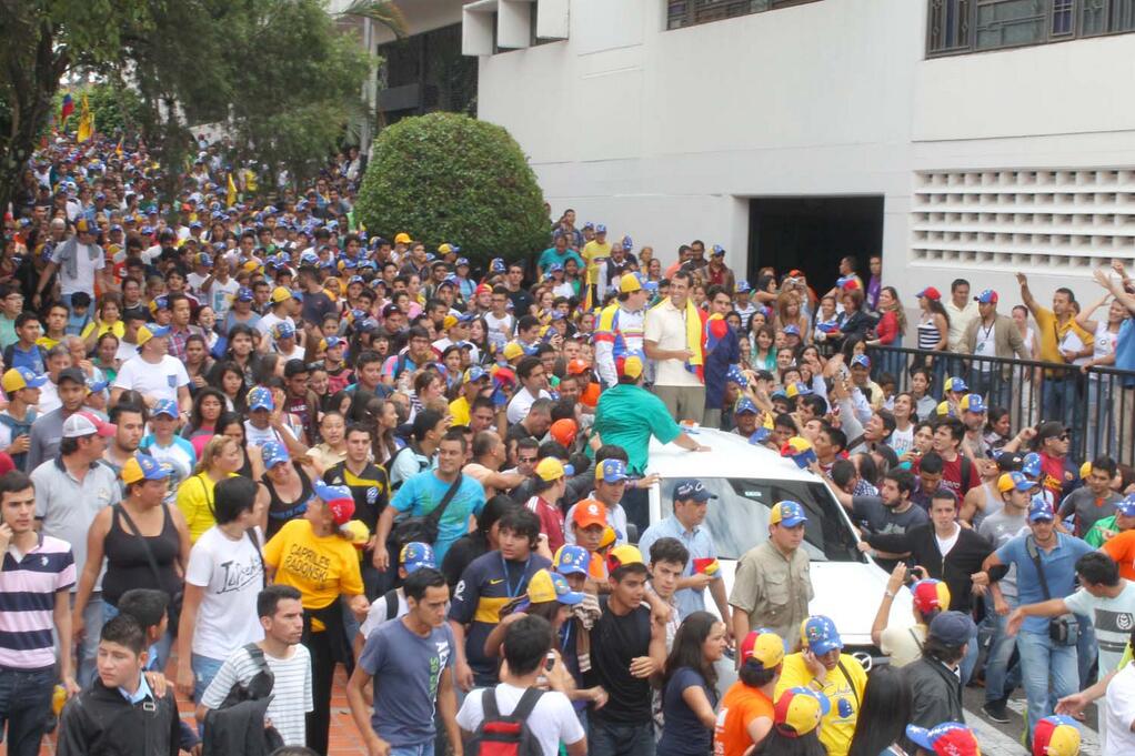 San Cristóbal desbordada de pueblo acompañando a Capriles (FOTOS)