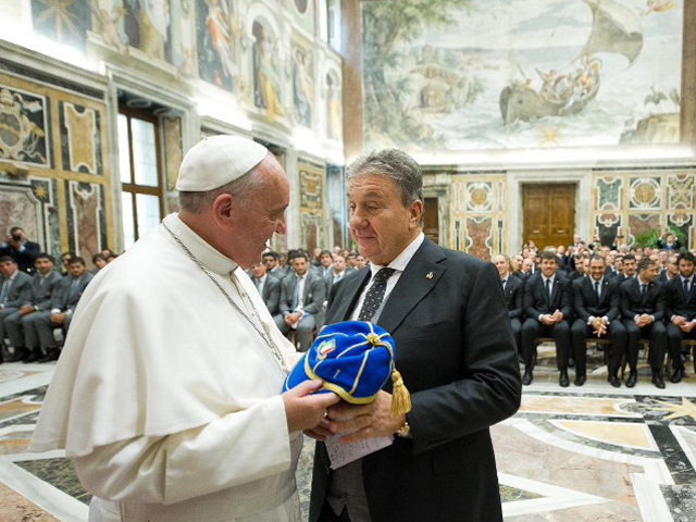 Papa elogia el rugby con jugadores de selecciones de Argentina e Italia (Foto)