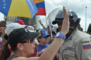 Abuelas venezolanas son quienes “han dado la cara” en las protestas y las “financian”