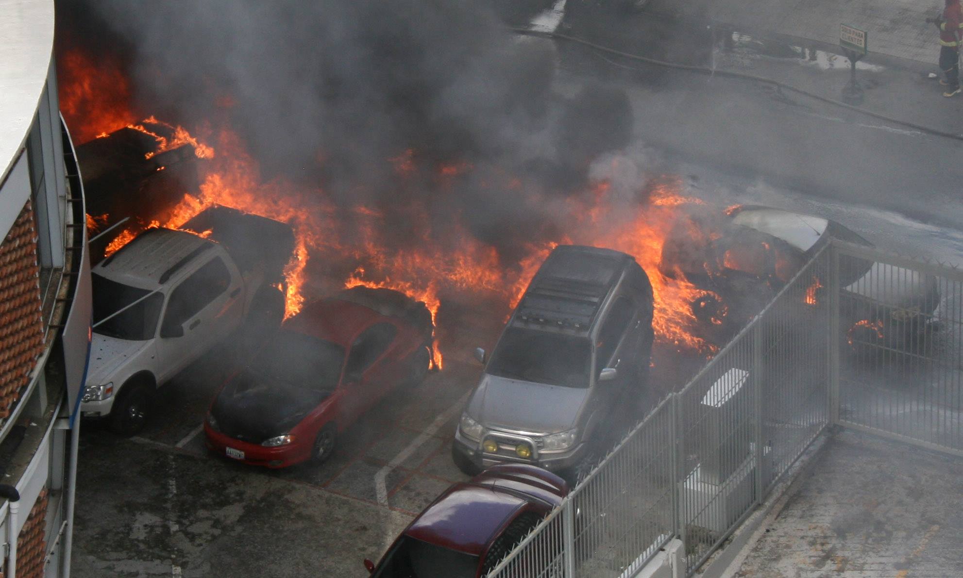 Las FOTOS: Del incendio que devoró varios carros en Bello Monte