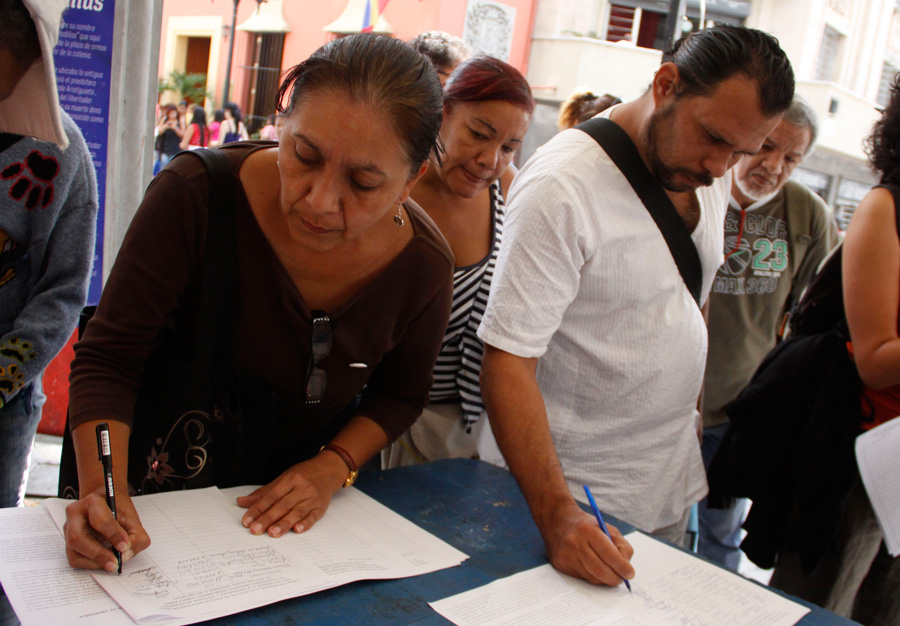 Recolectan firmas para investigar muerte de Chávez (Fotos)