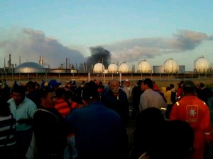 Incendio detuvo unidad en refinería Amuay (Fotos)