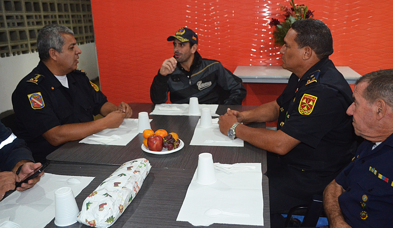 Capriles compartió cena navideña con los bomberos de Guatire (Fotos)