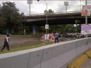 Volcada una gandola en la autopista Francisco Fajardo a la altura de Plaza Venezuela (Fotos)