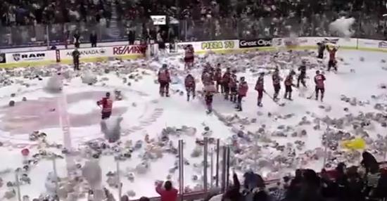 Miles de osos de peluche invaden un partido de hockey sobre hielo (Video)