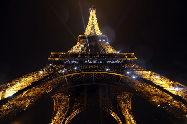La Torre Eiffel le rinde homenaje a Nelson Mandela (Fotos)
