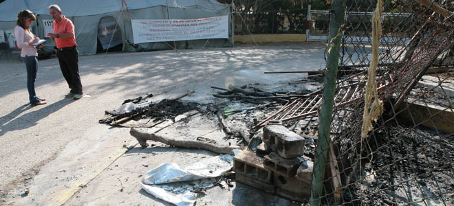 Extrabajadores de Cemex denuncian quema de su lugar de protesta