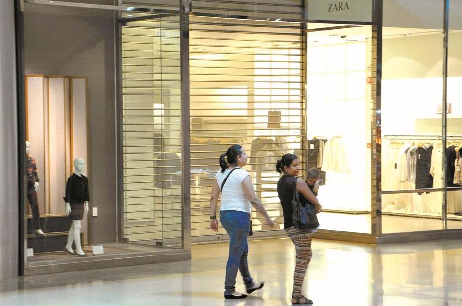 Cadenas de tiendas en centros comerciales permanecen cerradas