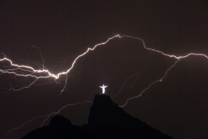 Rayo fractura un dedo de la emblemática estatua del Cristo Redentor en Brasil