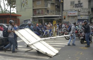 Venezuela amaneció con calles y avenidas bloqueadas (Fotos)