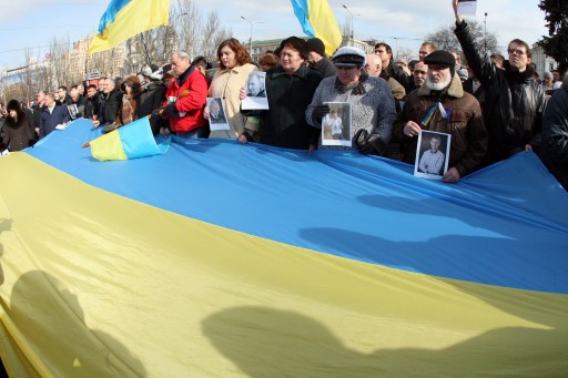 Ucrania elige nuevo presidente interino, Yanukovich en paradero desconocido