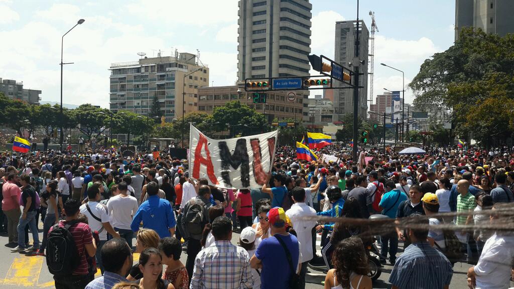 Estudiantes se concentran en la plaza Altamira (Fotos)