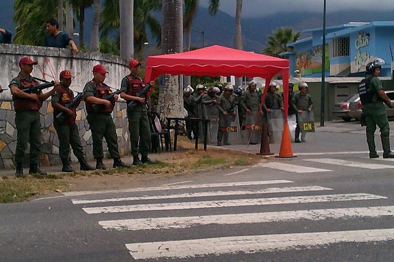Así esperó la GNB a los estudiantes en la embajada de Cuba (Fotos)