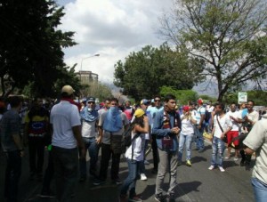 Reportan agresión de motorizados contra manifestantes opositores en Maracay (Fotos)