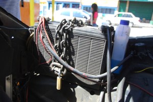 Conductores encadenan baterías de sus carros para evitar robos (Foto)