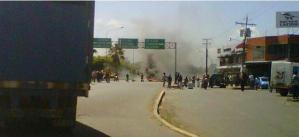 Estudiantes de LUZ queman cauchos en rechazo al maltrato de Politáchira (Foto)