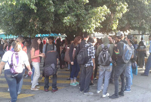 Estudiantes trancaron la Universidad Arturo Michelena: Invitan a protestar