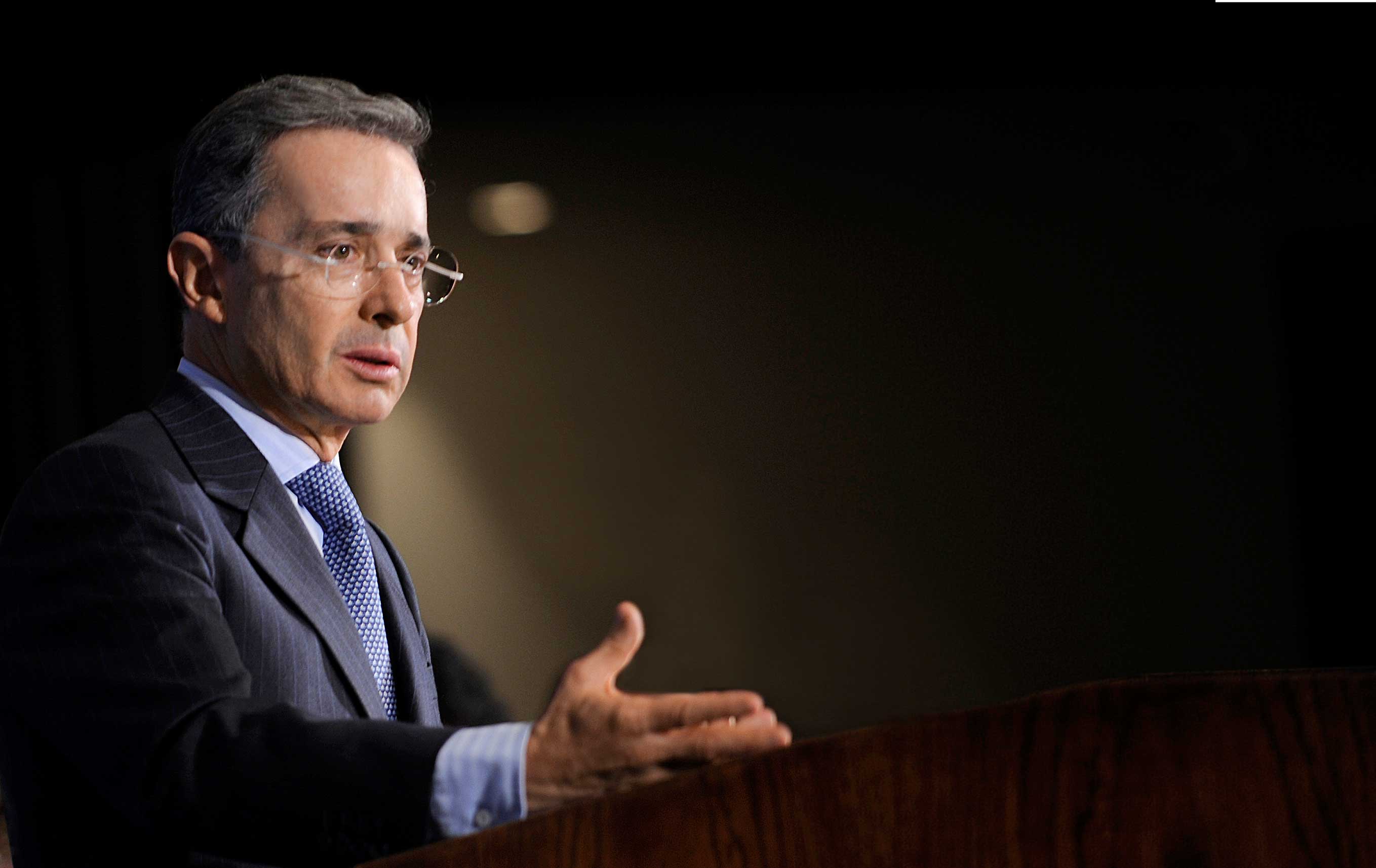 Uribe critica la actitud cobarde de América Latina frente a Venezuela
