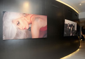 Gaga celebra sus 28 años con una exposición de trajes en Nueva York (Fotos)